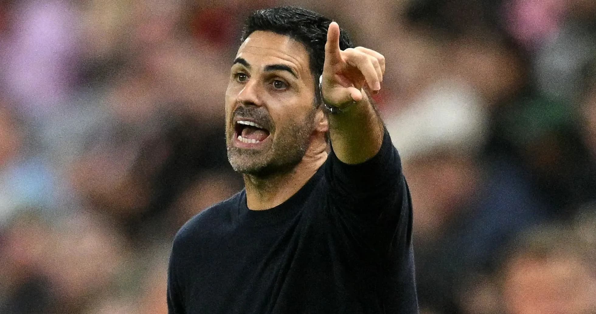 Entrenador dirigiendo a su equipo durante el partido