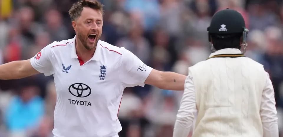 Jugador de cricket celebrando wicket frente a oponente