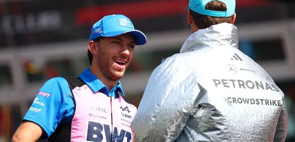 Piloto hablando con otro en circuito de carreras
