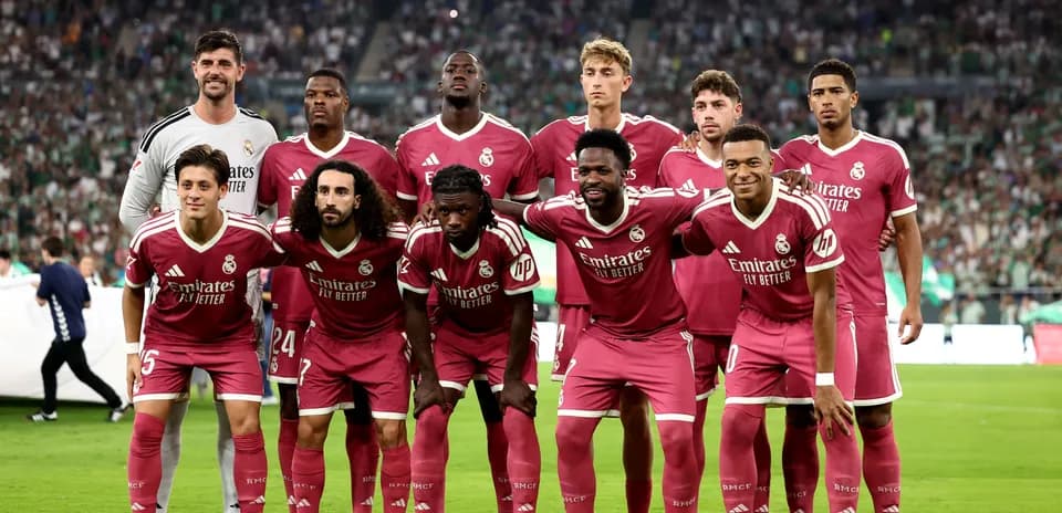 Equipo de Real Madrid posando en el campo