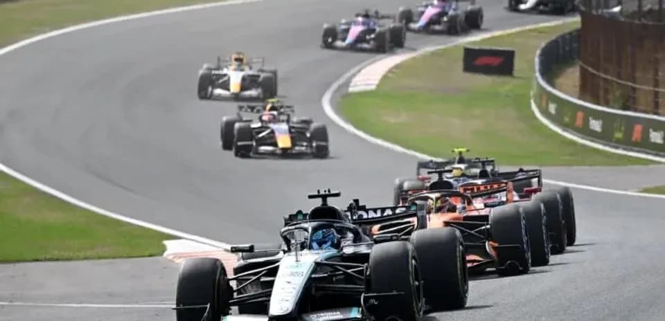 Varios coches de Fórmula 1 en una curva