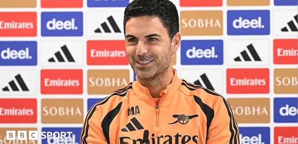 Entrenador en rueda de prensa sonriente