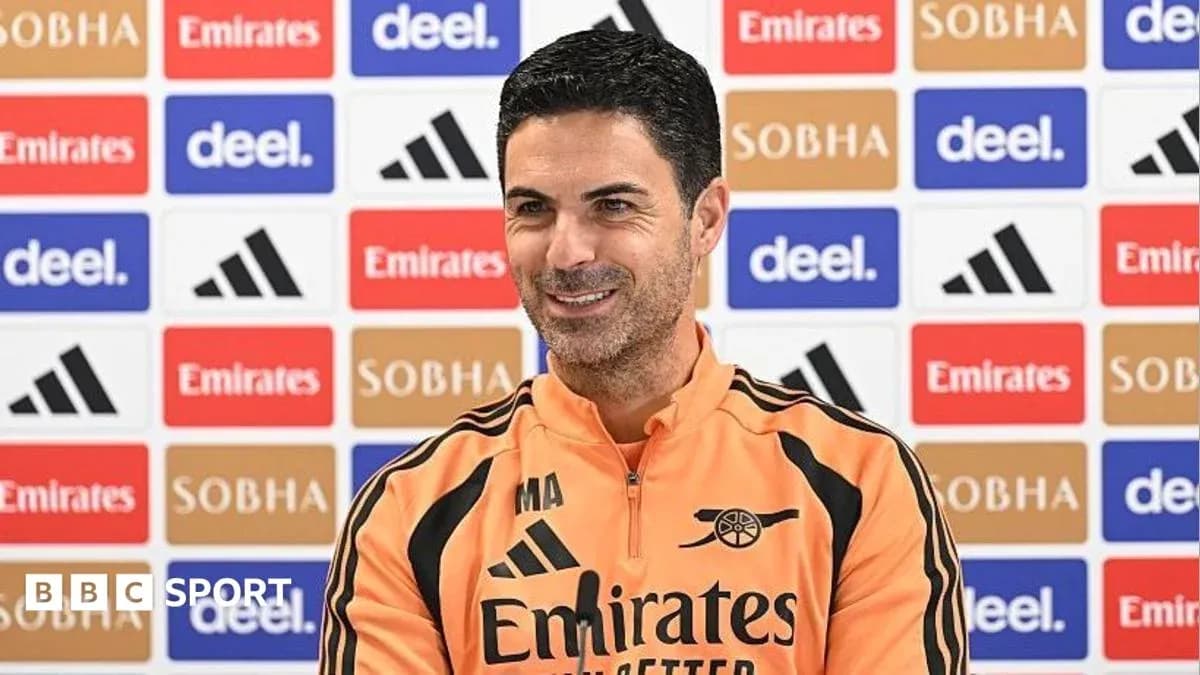 Entrenador en rueda de prensa sonriente