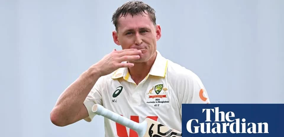 Jugador de cricket saludando tras anotar una carrera
