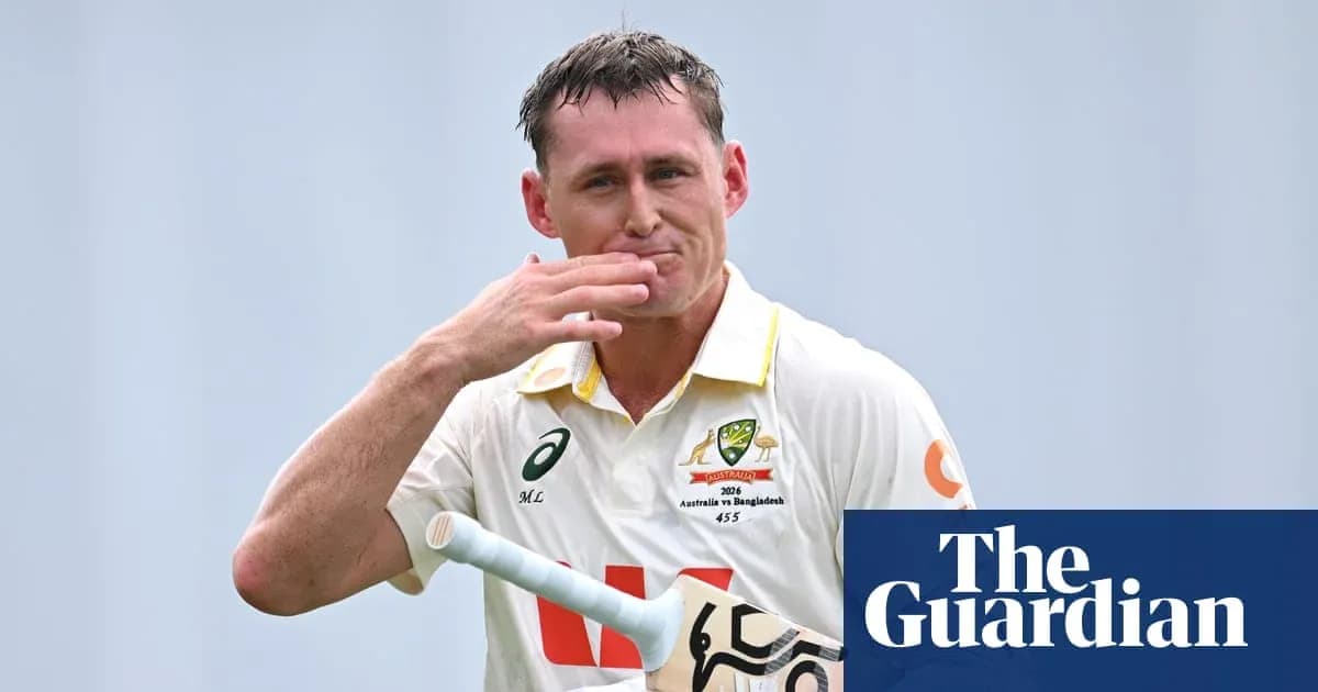 Jugador de cricket saludando tras anotar una carrera