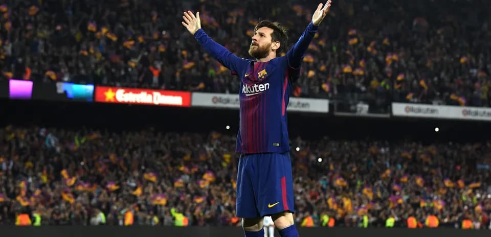 Jugador de Barcelona celebrando con los brazos levantados
