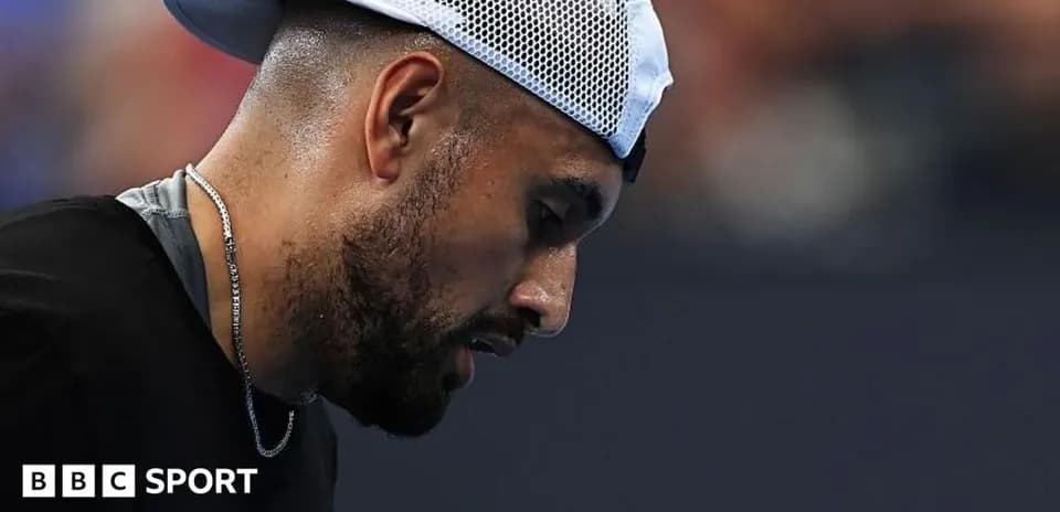 Jugador de tenis concentrado durante un partido