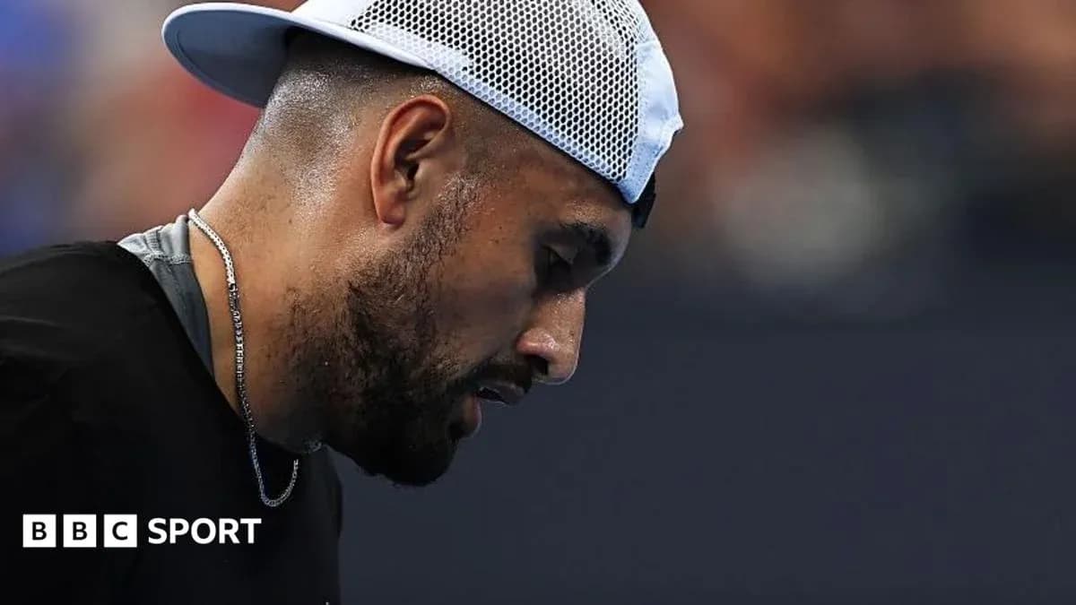 Jugador de tenis concentrado durante un partido