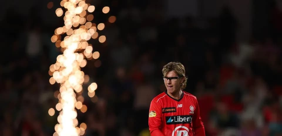 Jugador de cricket en acción con fuegos artificiales
