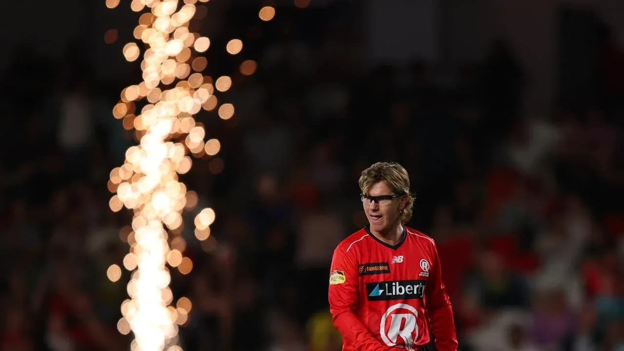 Jugador de cricket en acción con fuegos artificiales