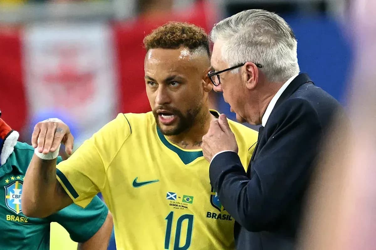 Neymar conversando con el entrenador durante el partido