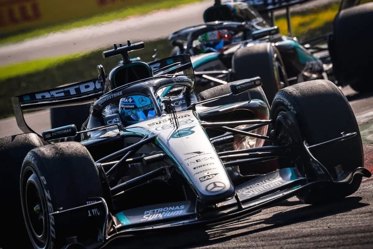 Coche de Fórmula 1 compitiendo en pista Coche de Fórmula 1 compitiendo en pista