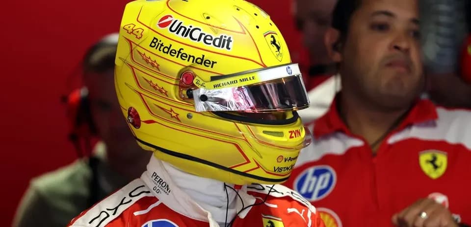 Piloto con casco amarillo en garaje de Ferrari