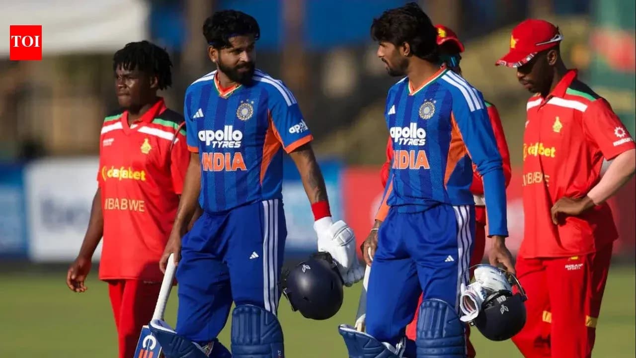Jugadores de cricket de India y Zimbabue en el campo