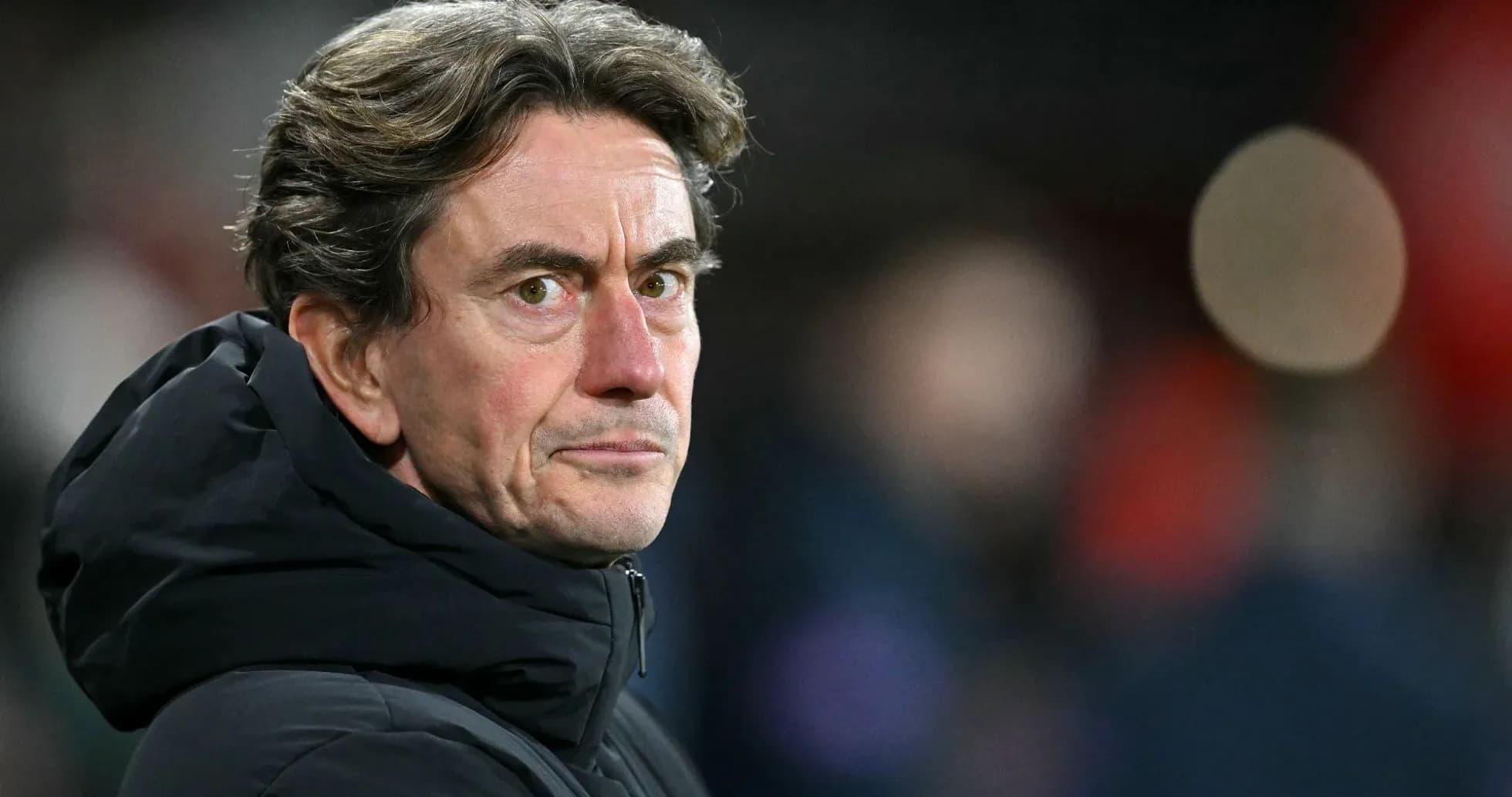 Entrenador observando el partido desde la banda