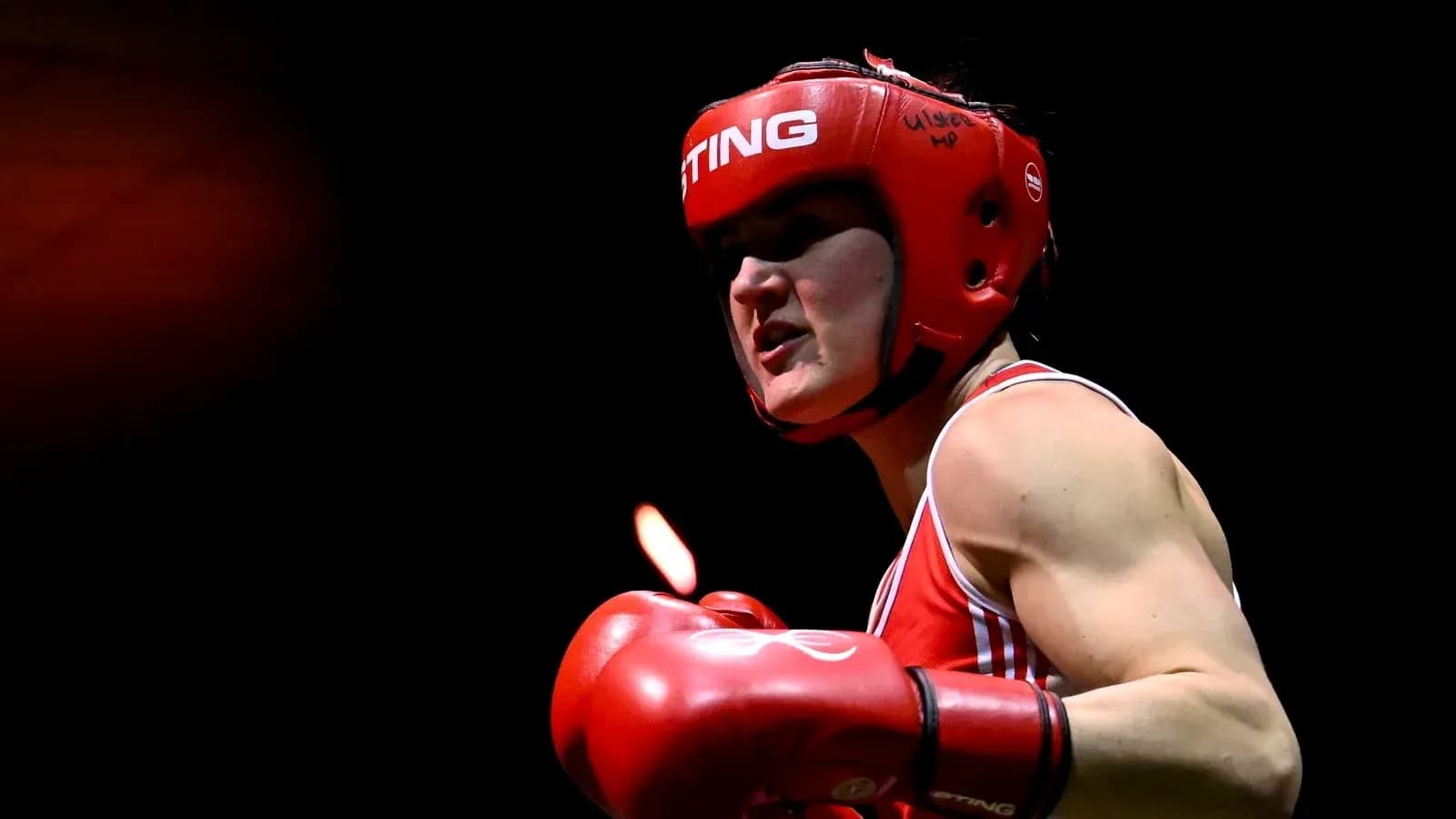 Boxeadora con guantes rojos en el ring