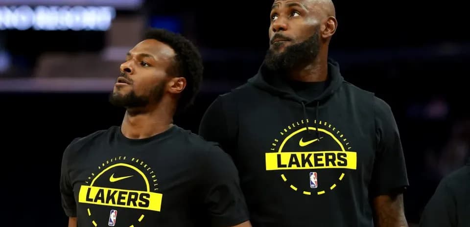 Jugadores de los Lakers en la cancha antes del partido