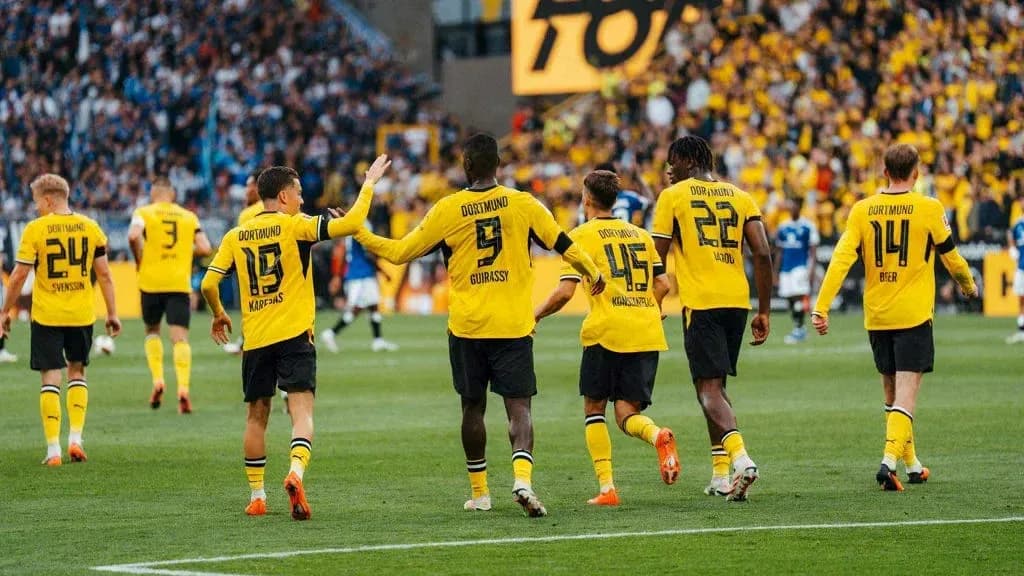 Jugadores de Dortmund celebrando en el campo