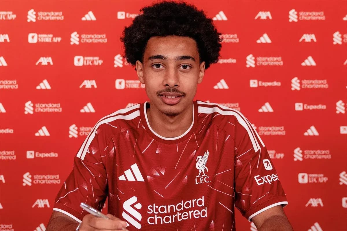 Jugador firmando contrato con Liverpool en conferencia