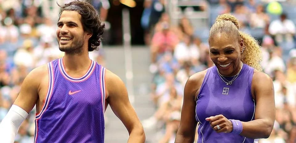 Jugadores sonrientes en la cancha de tenis