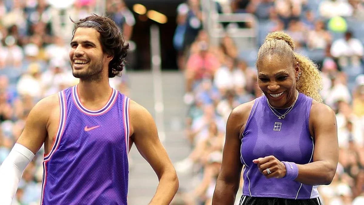 Jugadores sonrientes en la cancha de tenis