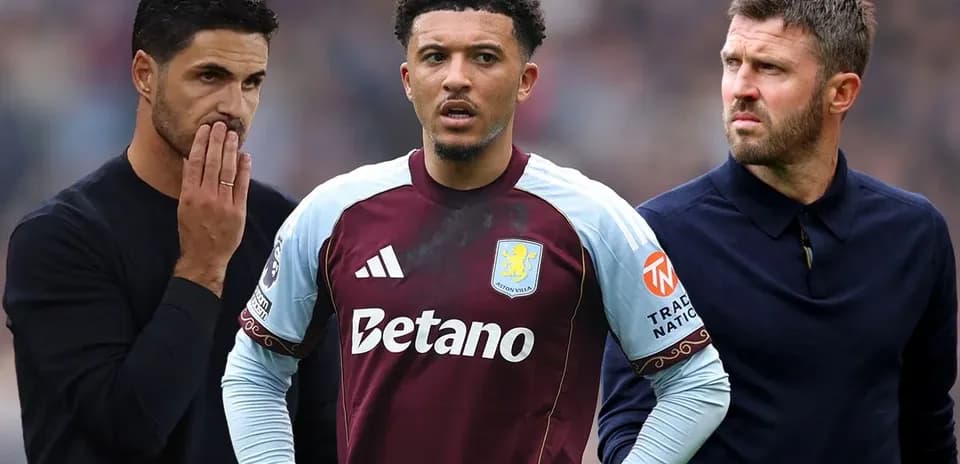 Tres hombres, uno en uniforme de Aston Villa