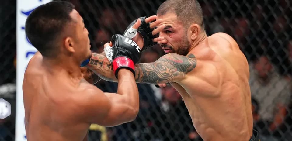 Peleadores en combate durante evento de MMA