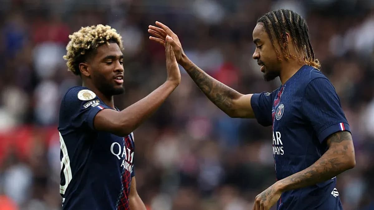 Jugadores de PSG chocando las manos en el campo