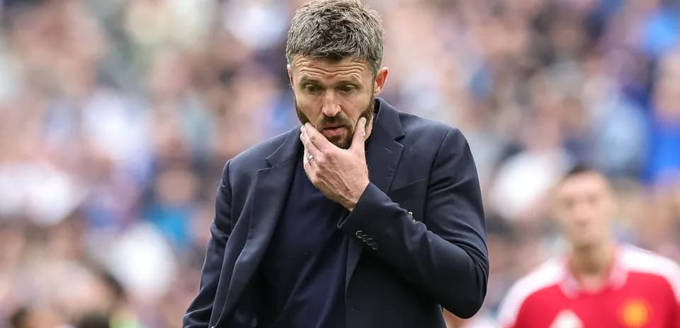 Entrenador pensativo durante el partido en el campo