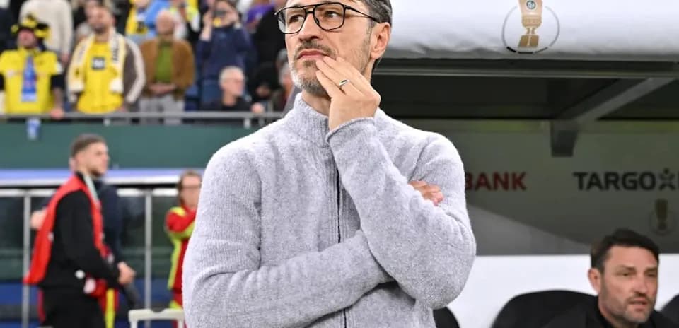 Entrenador en el banquillo durante el partido
