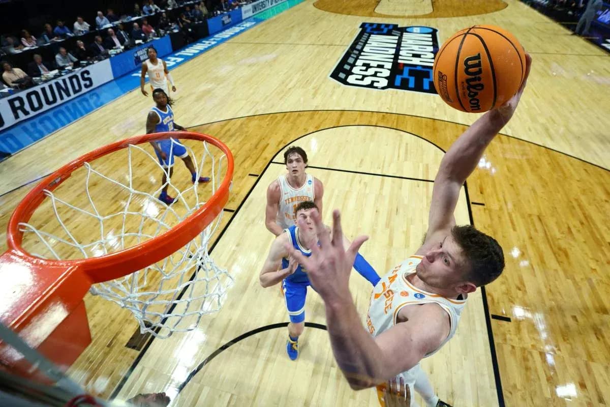Jugador realizando un mate durante un partido de baloncesto