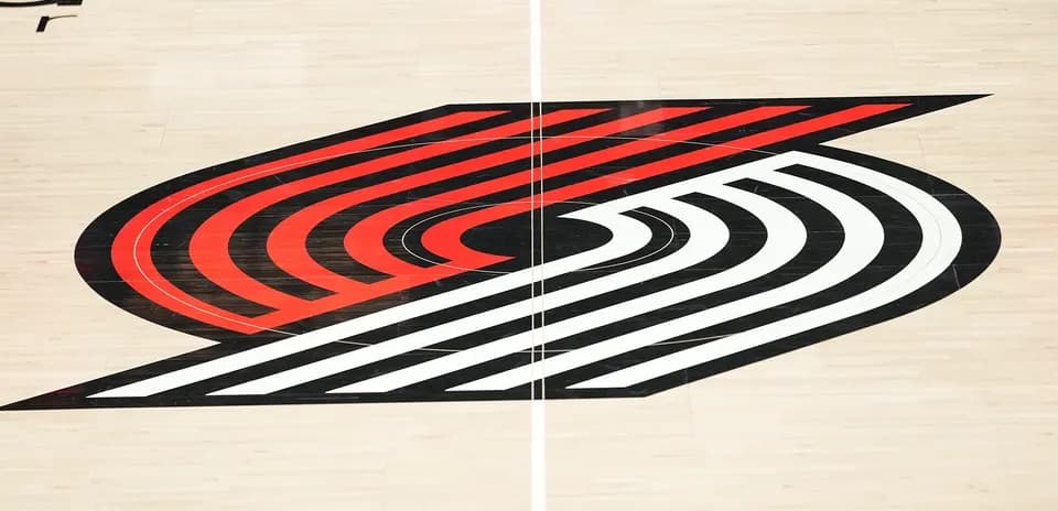 Logo de los Portland Trail Blazers en la cancha