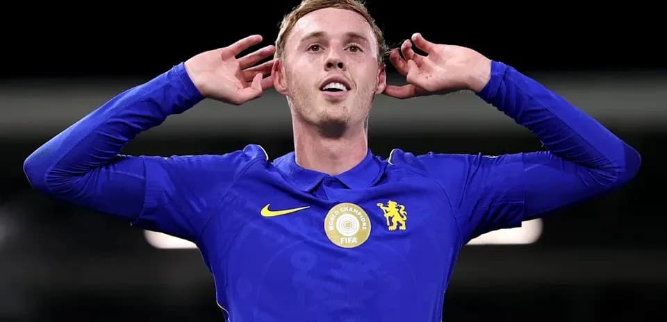 Jugador de Chelsea celebrando un gol con gesto