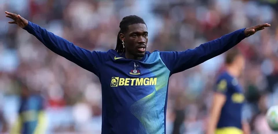 Jugador con camiseta de calentamiento durante partido