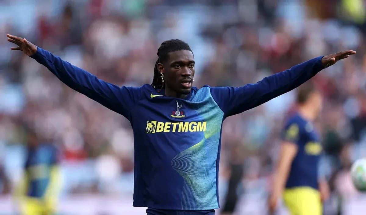 Jugador con camiseta de calentamiento durante partido