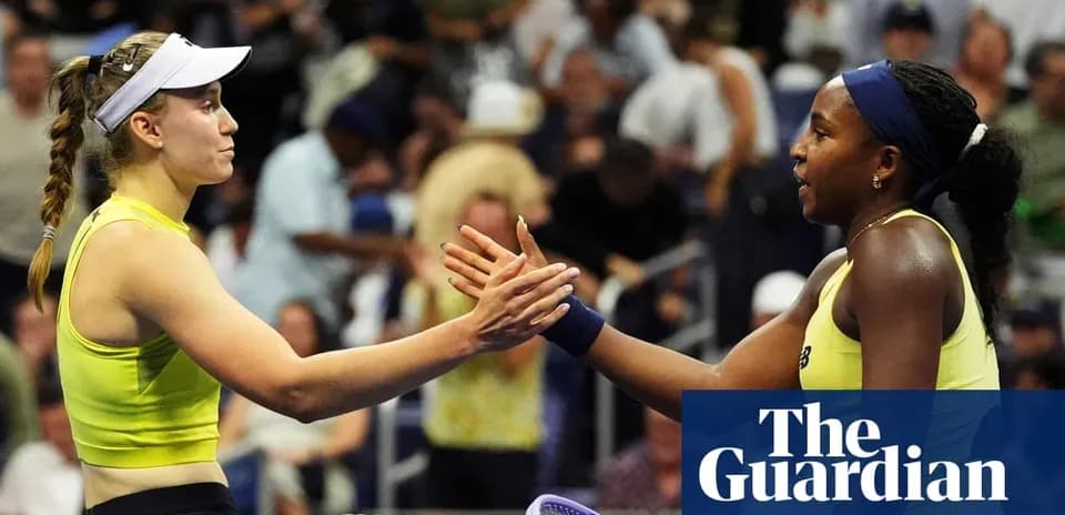Jugadoras de tenis saludándose en el torneo