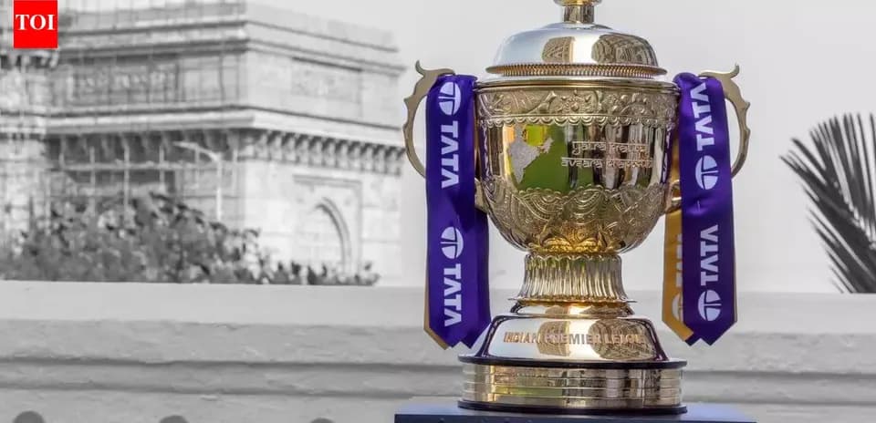 Trofeo de la IPL con el Puerta de India de fondo