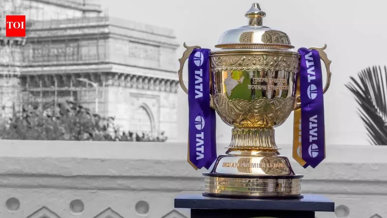 Trofeo de la IPL con el Puerta de India de fondo