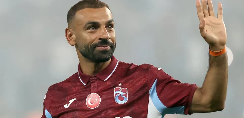 Jugador saludando desde el campo con camiseta de Trabzonspor