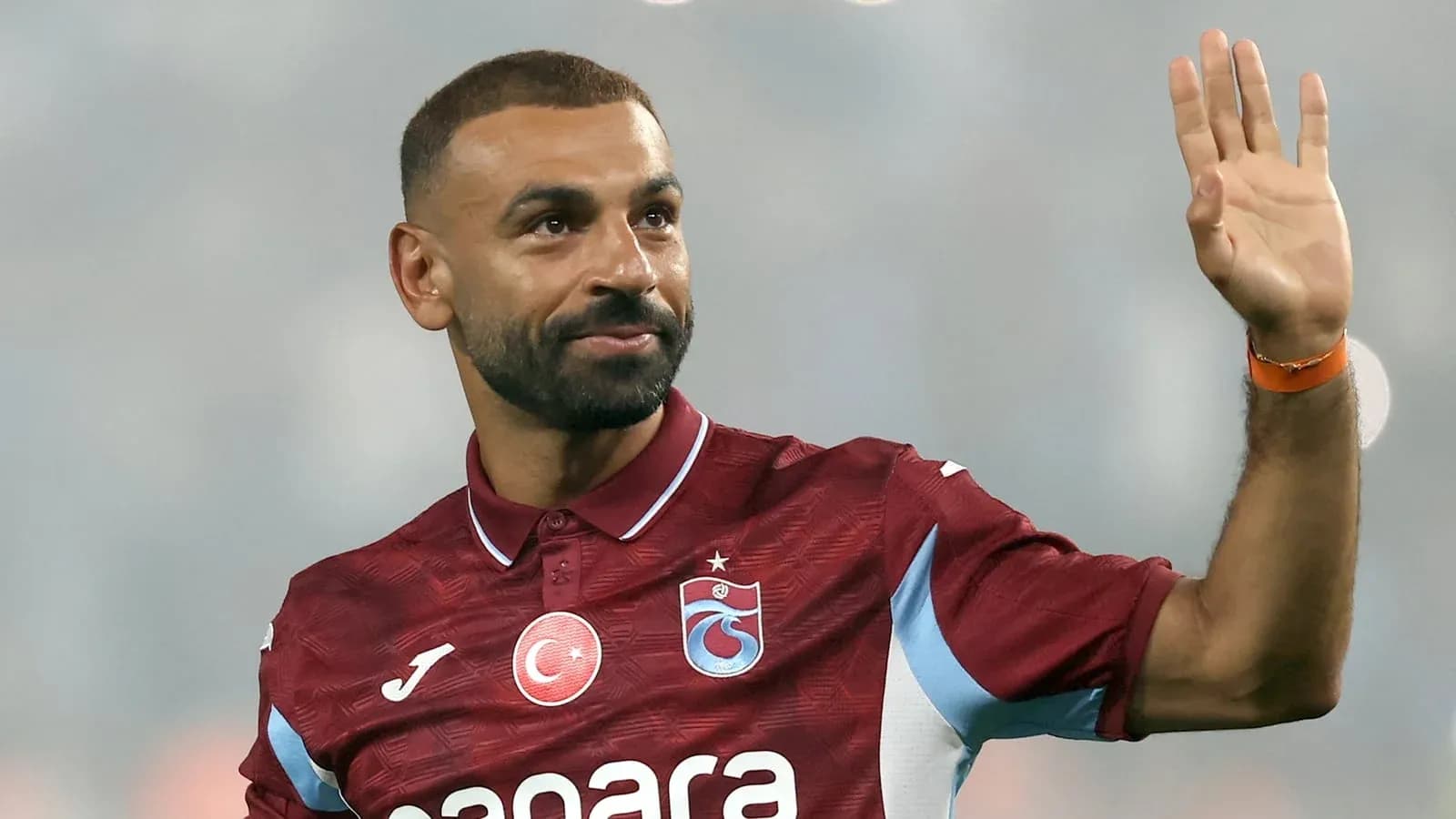 Jugador saludando desde el campo con camiseta de Trabzonspor Jugador saludando desde el campo con camiseta de Trabzonspor