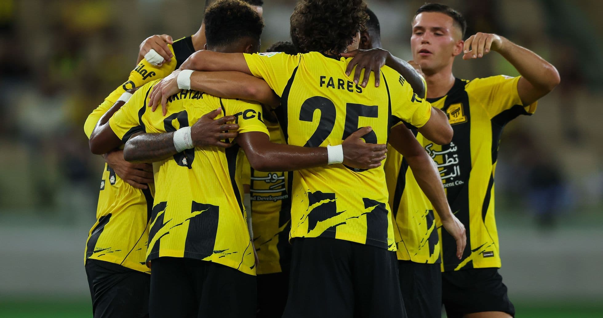 Jugadores de Ittihad celebrando un gol juntos