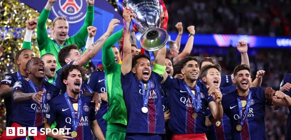 Jugadores de PSG celebrando con la Copa de Champions