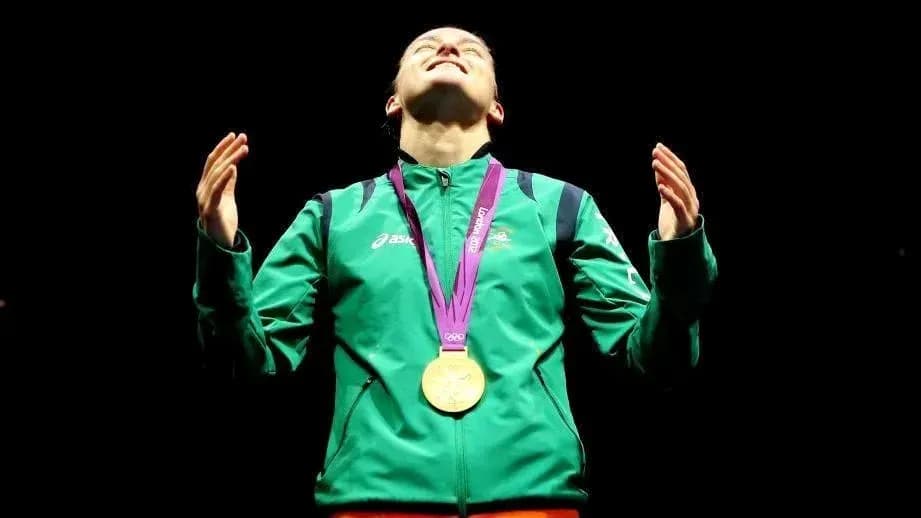 Atleta con medalla de oro levantando las manos