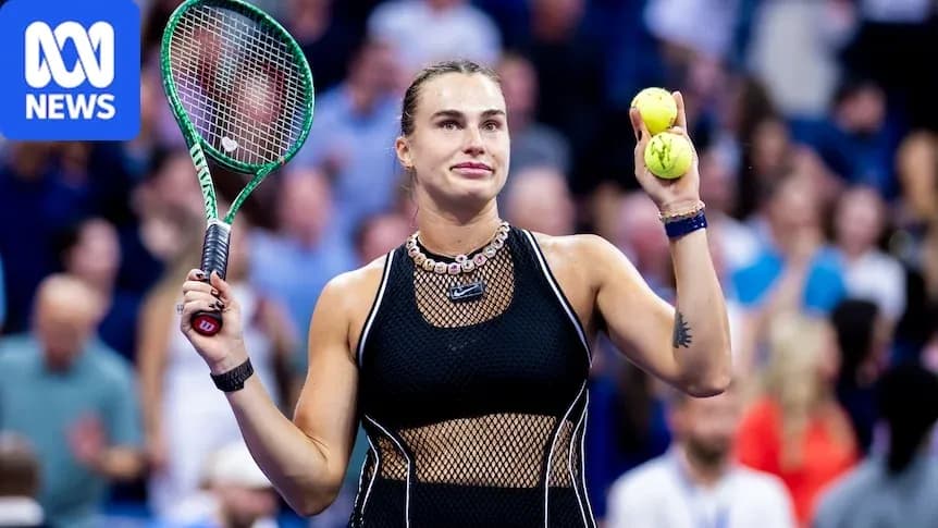 Jugadora sosteniendo dos pelotas de tenis en la cancha