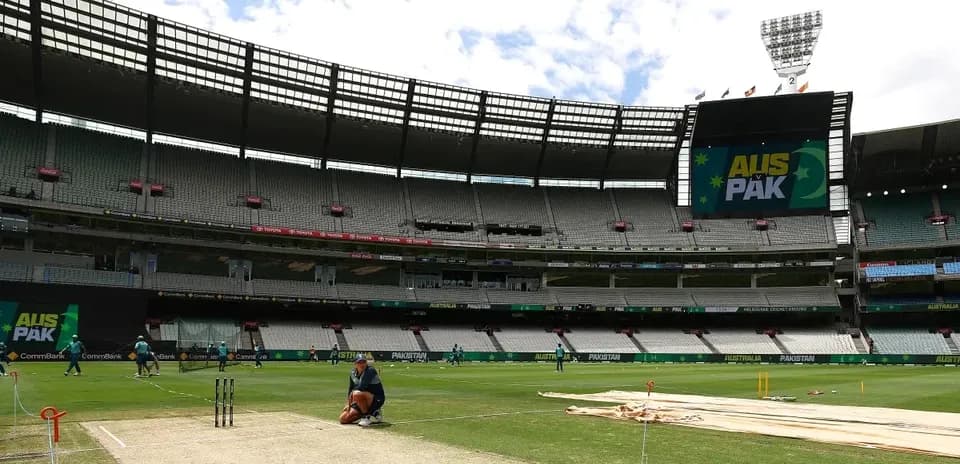 Jugadores entrenando en el campo de cricket