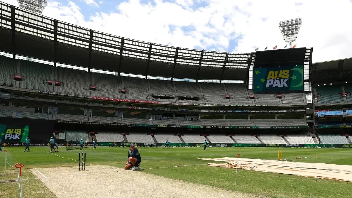 Jugadores entrenando en el campo de cricket