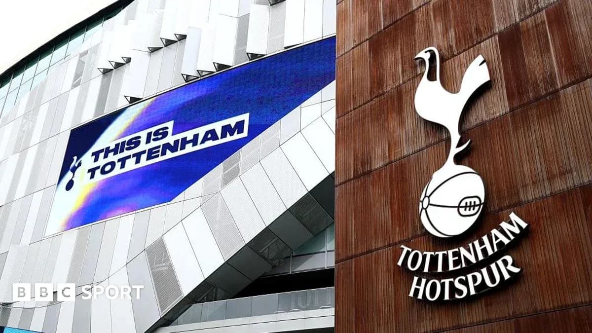 Cartel de 'This Is Tottenham' en estadio