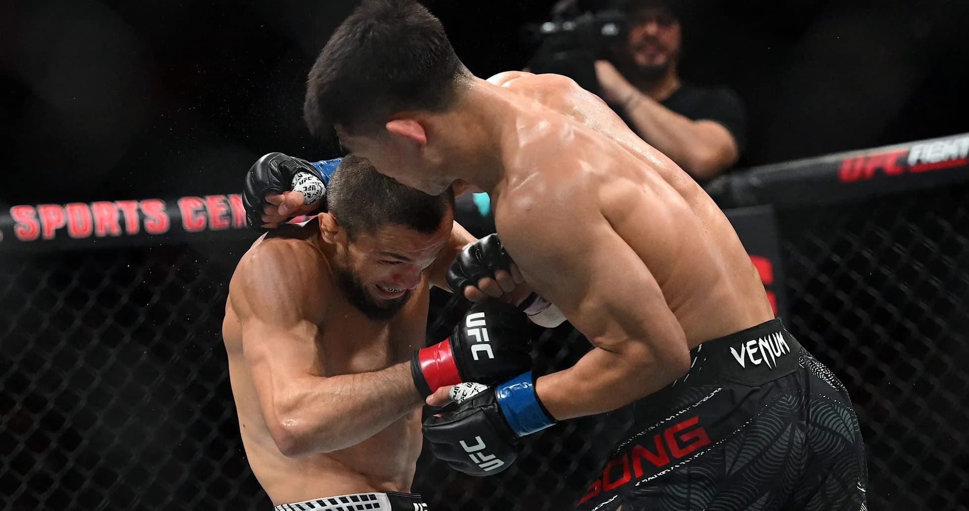 Peleadores intercambiando golpes en combate de UFC