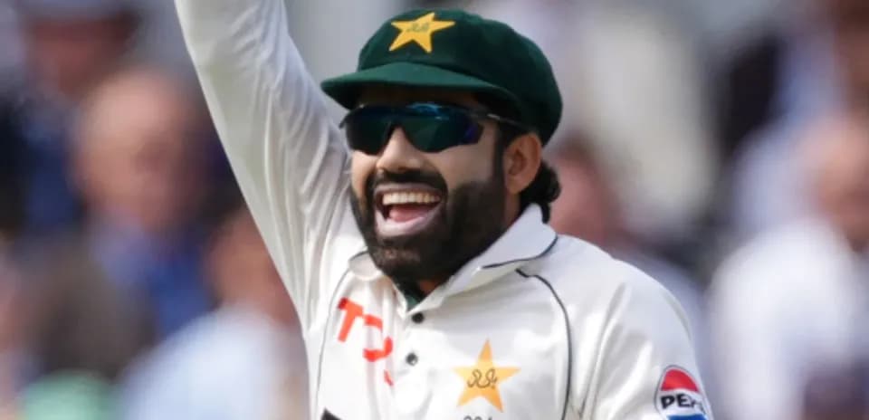 Jugador de cricket de Pakistán celebrando una decisión