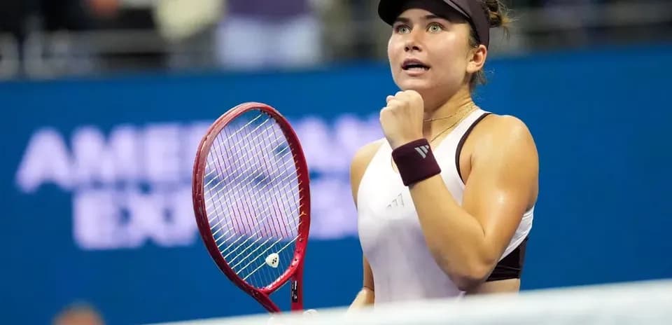 Jugadora de tenis celebrando durante un partido